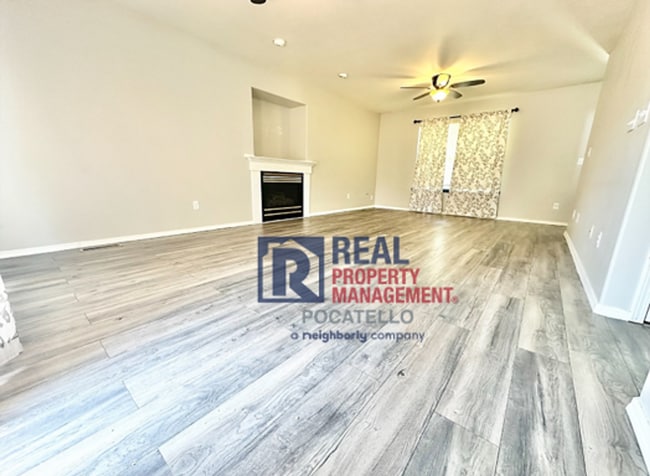 Building Photo - 5 Bedroom 3.5 Bath House - Pet Friendly