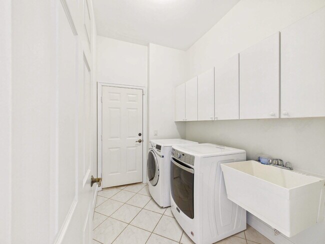 Building Photo - Resort-Style Furnished Home with Private P...