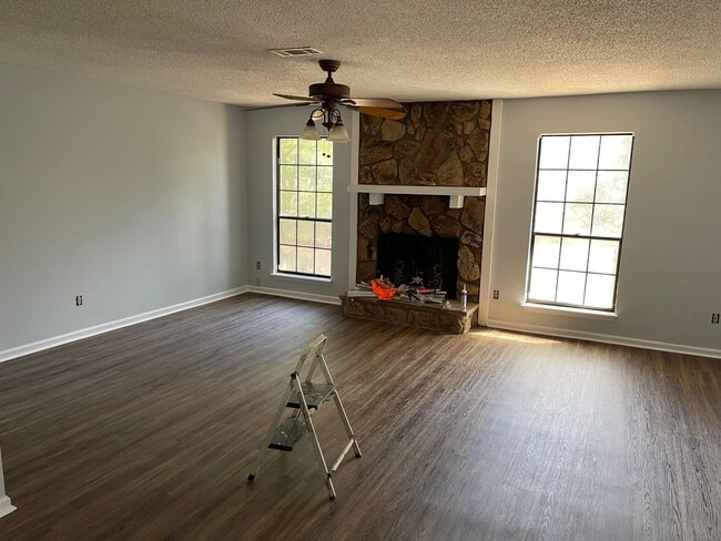 Building Photo - Peaceful and Quiet!