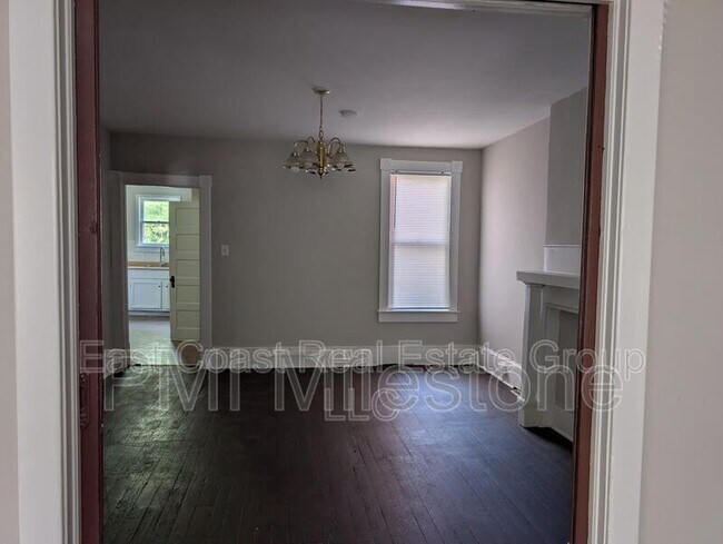Building Photo - 304 1/2 W Martin St