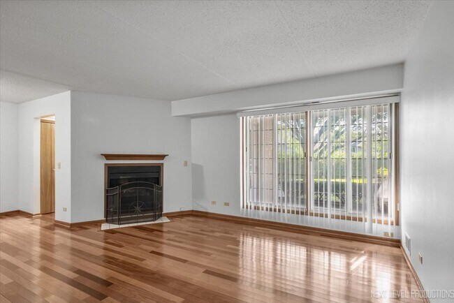 Building Photo - 451 Valley Dr