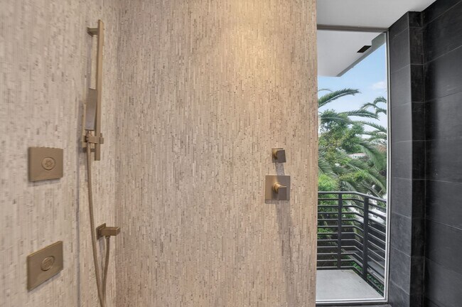 Building Photo - Discover this striking 3 bedroom apartment for rent in Venice, offering 4 bathrooms, contemporary...