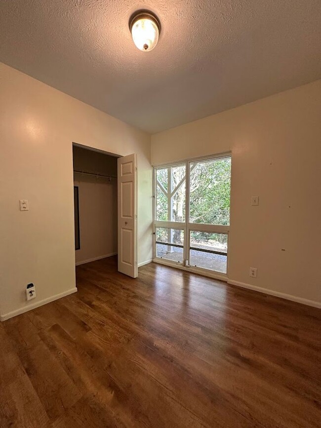 Building Photo - Nuuanu Pali Ground floor duplex 3 bed, 1 b...