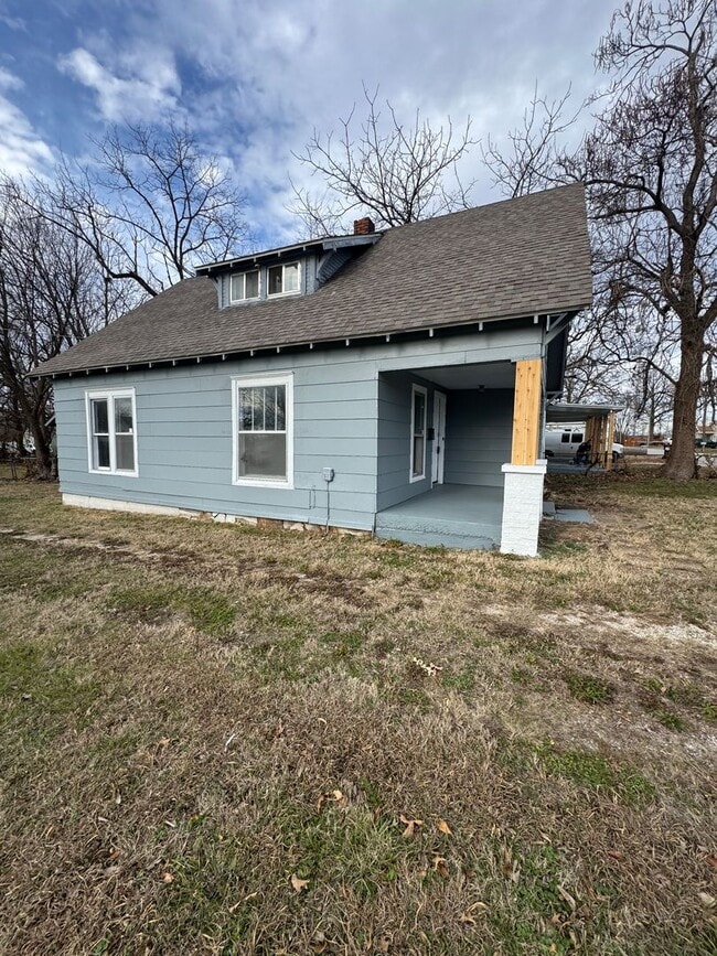 Building Photo - 4 bedroom/1 bath house w/storage building