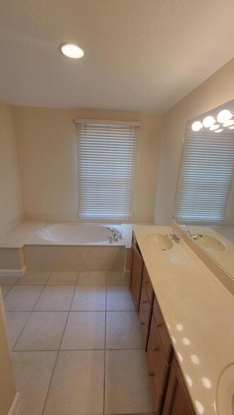 Building Photo - 8033 Murano Cir