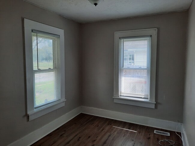 Building Photo - $1195 - 3 bedroom/ 2 bathroom plus bonus r...