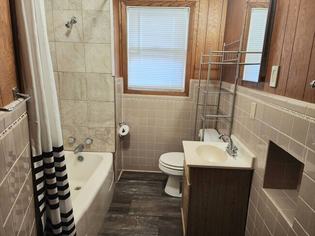 Building Photo - Country Living Home