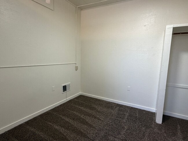 Building Photo - 2920 NE Riverside Ave