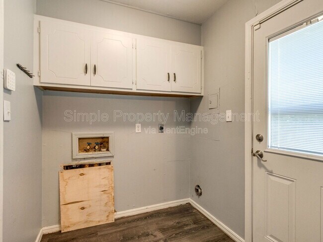 Building Photo - 2711 Ridgeview Dr