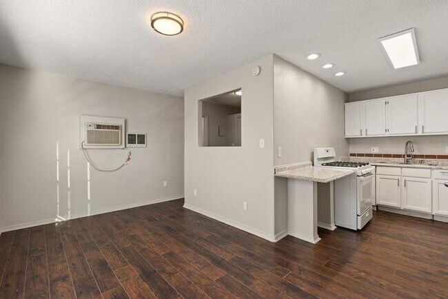 Building Photo - 2800 Vail Ave SE, Albuquerque, NM 87106, USA