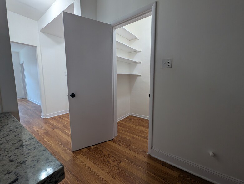 Building Photo - 1520 W Melrose St