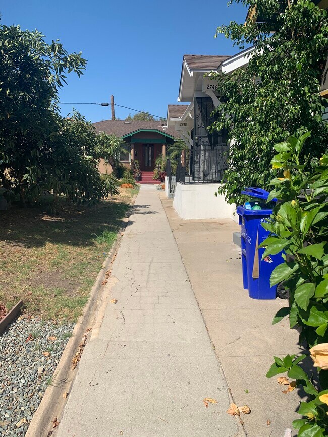 Sidewalk for easy access - 2746 C St