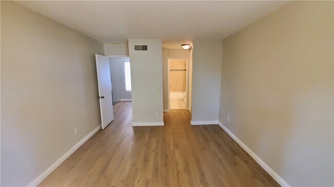 Building Photo - 1460 W Badillo St