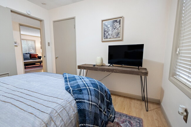 Building Photo - 3 Bed Beauty in Belhaven-FURNISHED