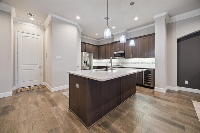 Building Photo - 1725 W 23rd St