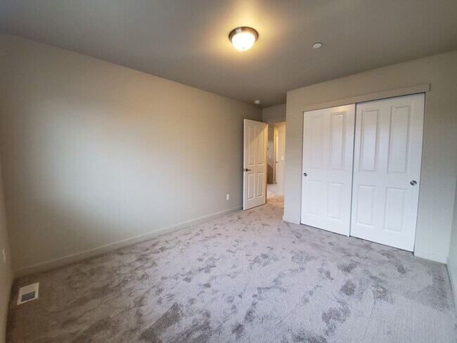 Building Photo - 5701al