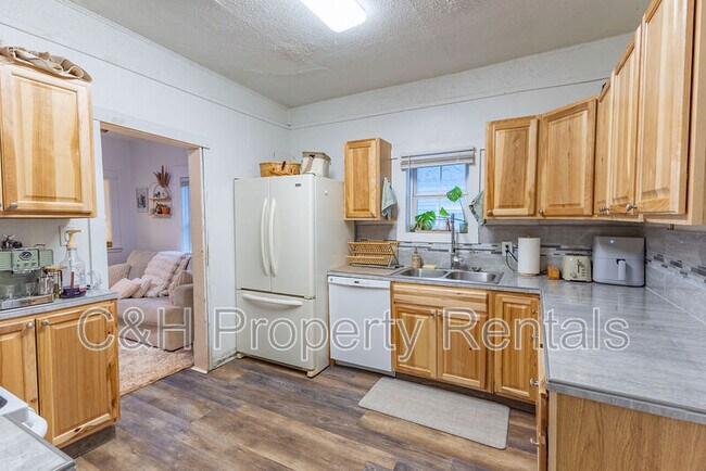 Building Photo - 631 Miles Ave