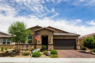 Building Photo - Single Story Home with Lush Backyard! Comi...