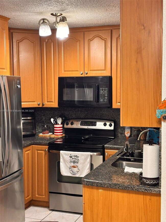 Building Photo - 2565 W 56th St