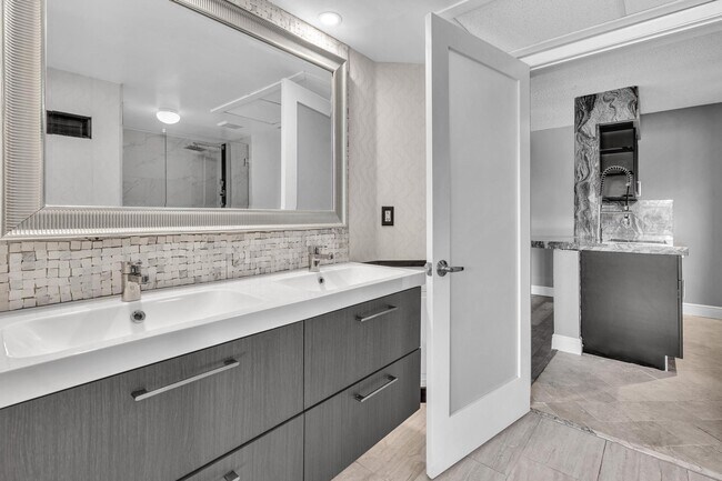 Building Photo - 2820 N Oakland Forest Dr