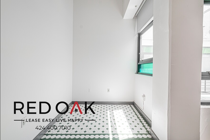 Building Photo - 430 S Broadway