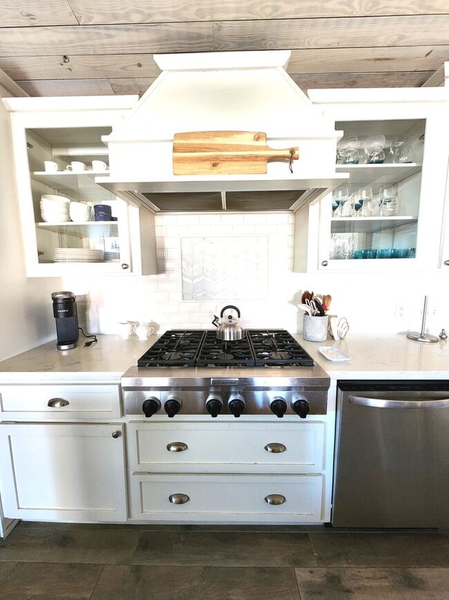 Building Photo - Amazing Fully Furnished Rental with Pool & Spa