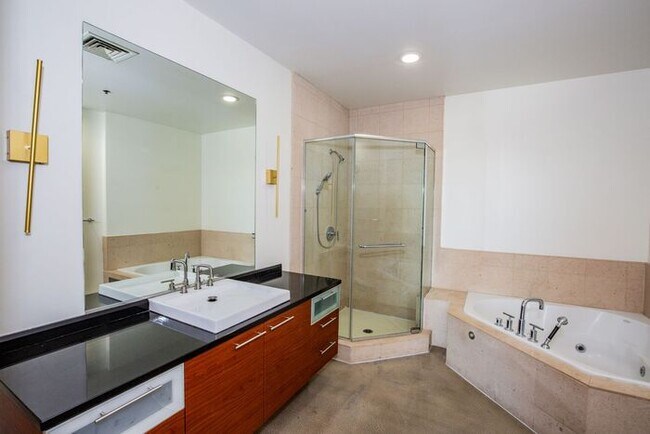 Building Photo - Stunning Modern 2Bdm 1Ba High-Rise Condo L...
