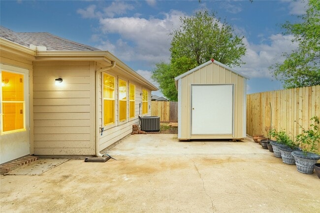 Building Photo - 1906 Castaway Dr
