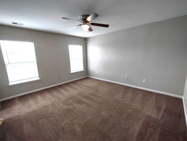Building Photo - Move-In Ready Home located in the Back Cre...