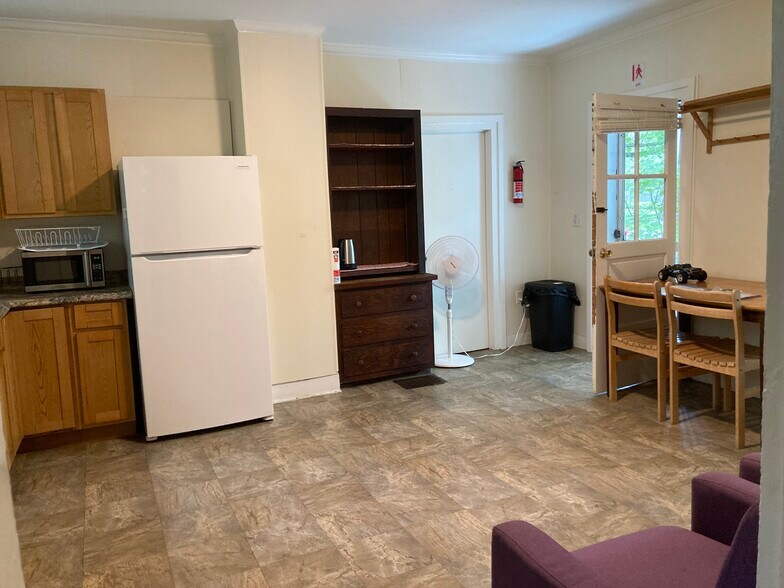 Kitchen and entrance - 40 High St
