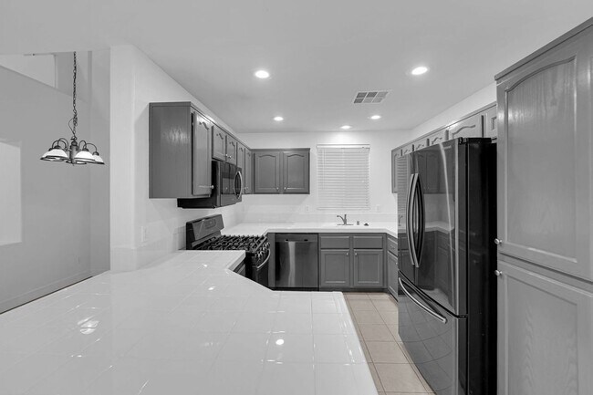 Building Photo - Large 3 bedroom, 2.5 bath house/ New Upgrades