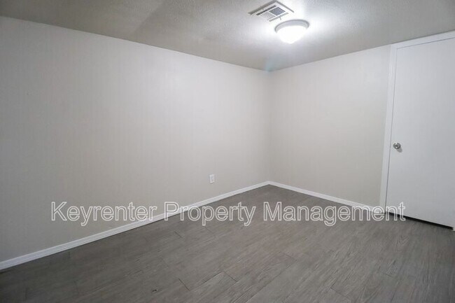 Building Photo - 405 S Maple St