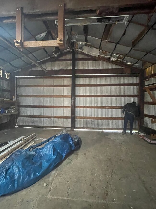 Building Photo - Large Shop