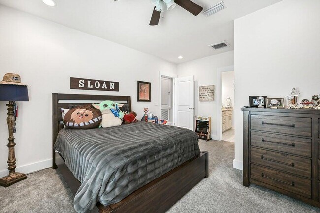 Building Photo - 995 Airport Rd