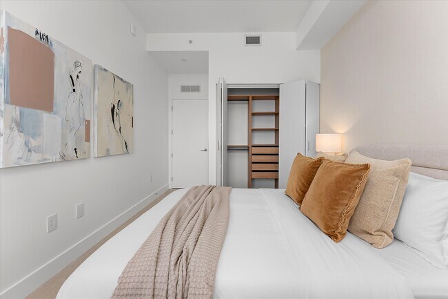 Building Photo - 700 NE 24th St