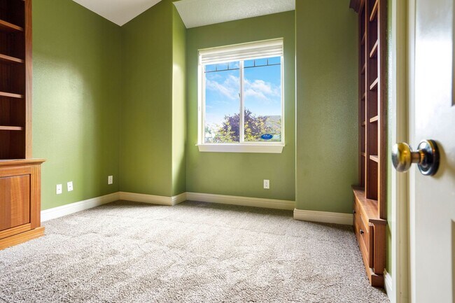 Building Photo - Spacious 4 bed, 3 bath home with sprawling...