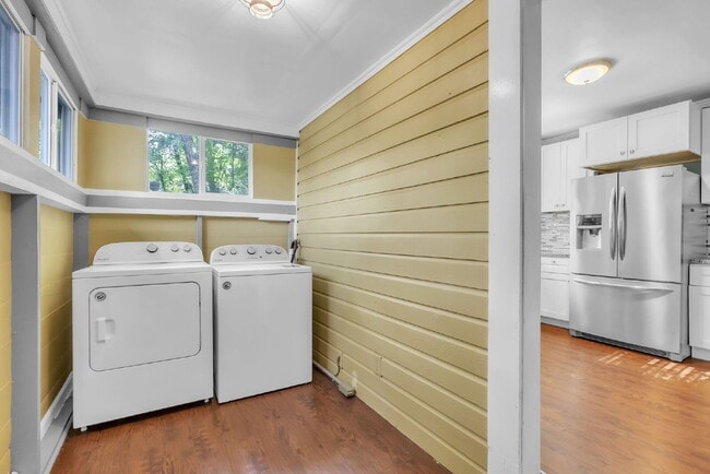 Building Photo - Cozy 2 Bed / 1 Bath Bungalow Near the Blue Ridge Mountains on Nearly 1 Acre $1,595/mo rent