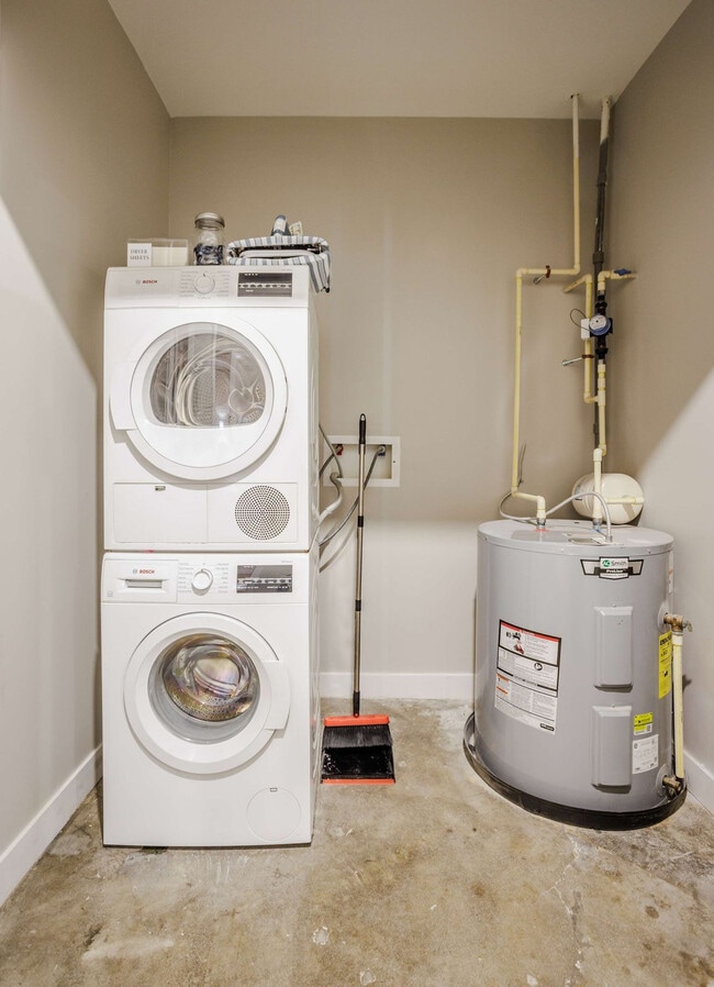 Building Photo - 205 W 4th St