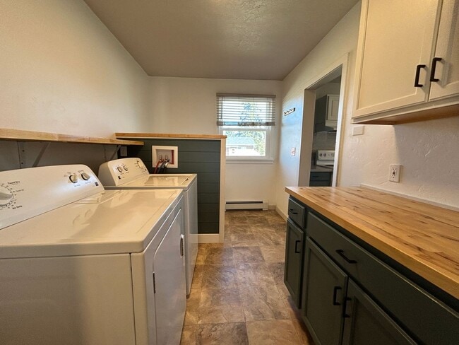 Building Photo - Cozy 2 Bed, 1 Bath Cottage in the Heart of Hamilton