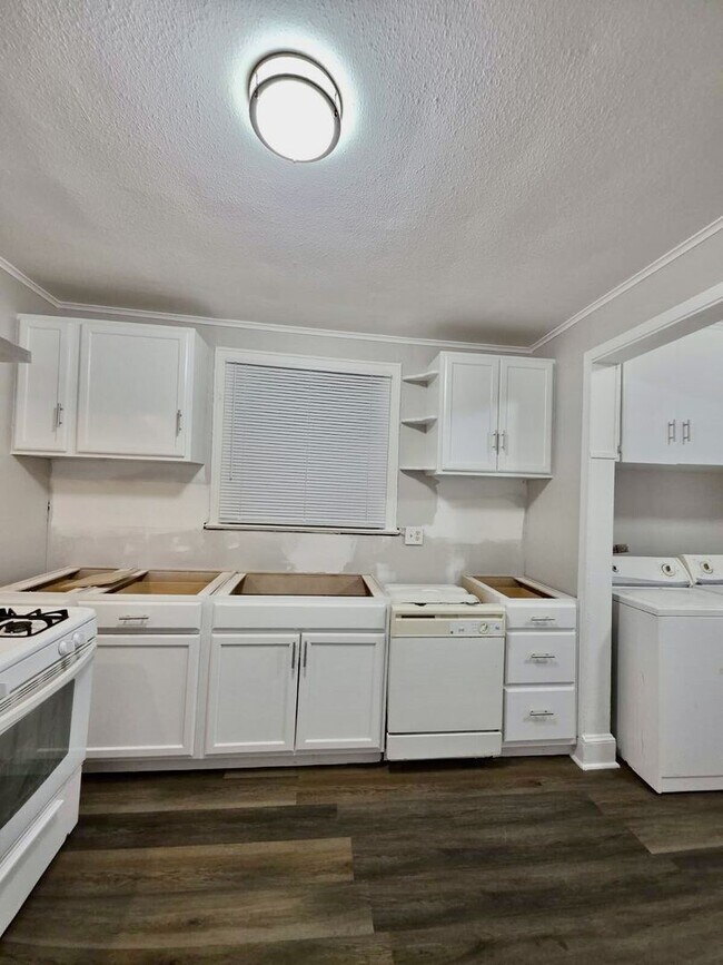 Building Photo - $500 OFF FIRST MONTH'S RENT MOVE IN SPECIAL-ADORABLE REMODELED HIGHLAND-CENTENARY HOME