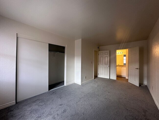 Building Photo - Cozy 2 bed 2 bath condo!