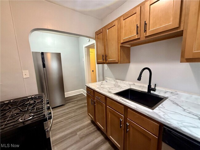 Building Photo - 810 Thayer St