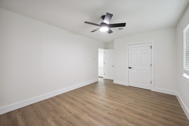 Building Photo - 5475 Sunbury Dr