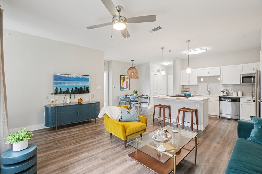 Building Photo - Centreport Lake