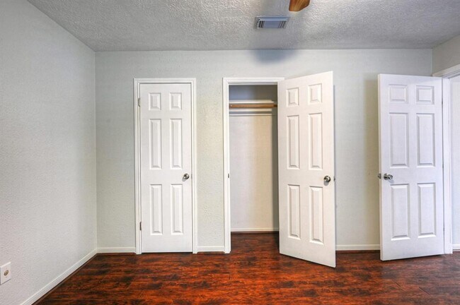 Building Photo - 5103 Temple Bell Dr
