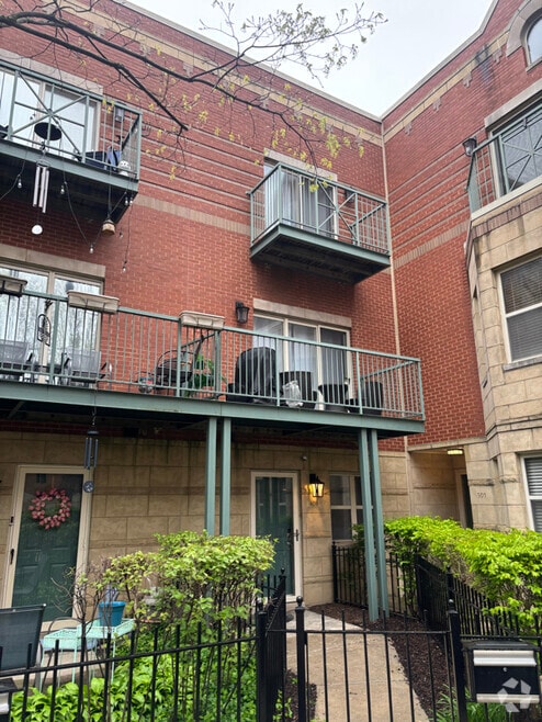 Building Photo - 4530 S Woodlawn Ave