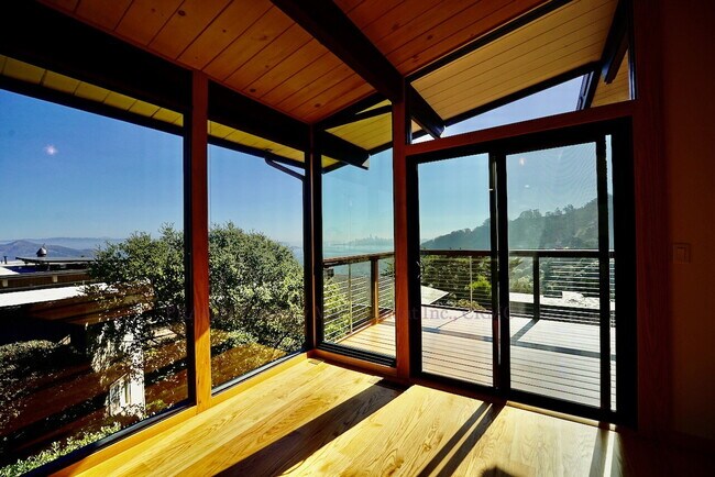 Building Photo - Unmatched Quality and Unparalleled Views F...