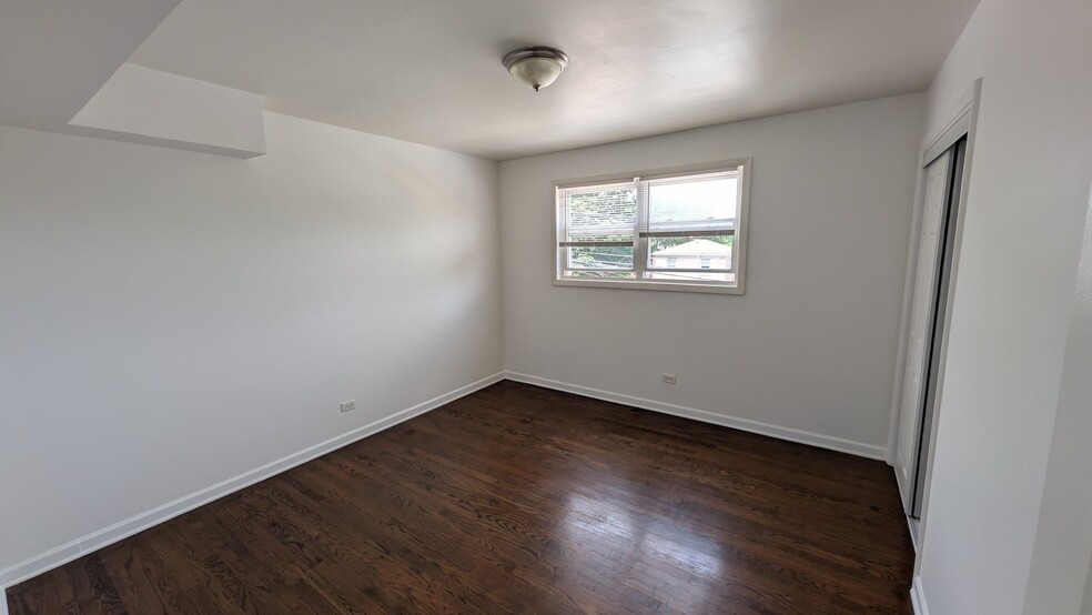Building Photo - 2654 W Rascher Ave