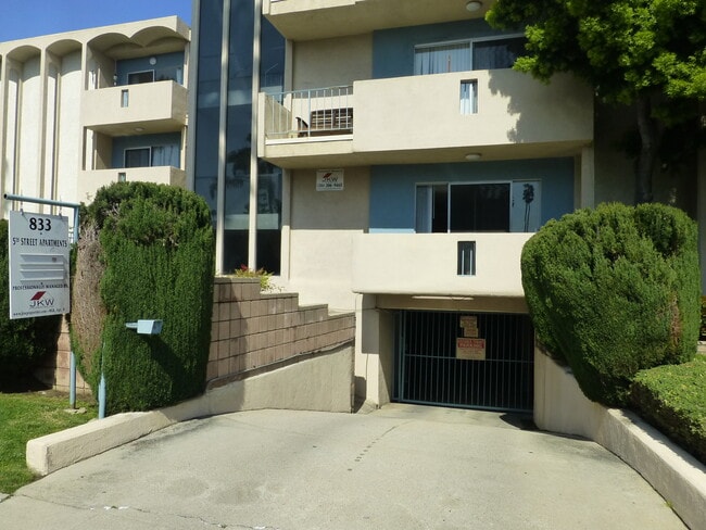 Building Photo - 833 5th St