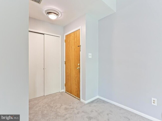 Building Photo - 303 Trinity Ct